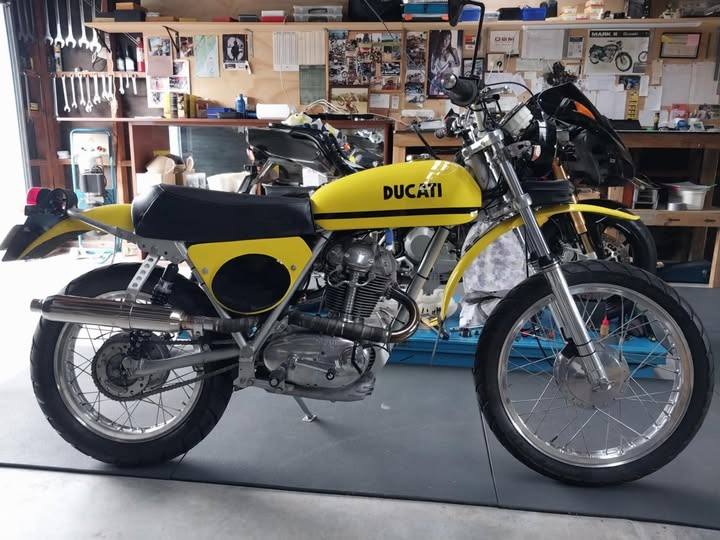 Ducati 450 Desmo - Check size chart - if you're normally a Large, choose a Medium.